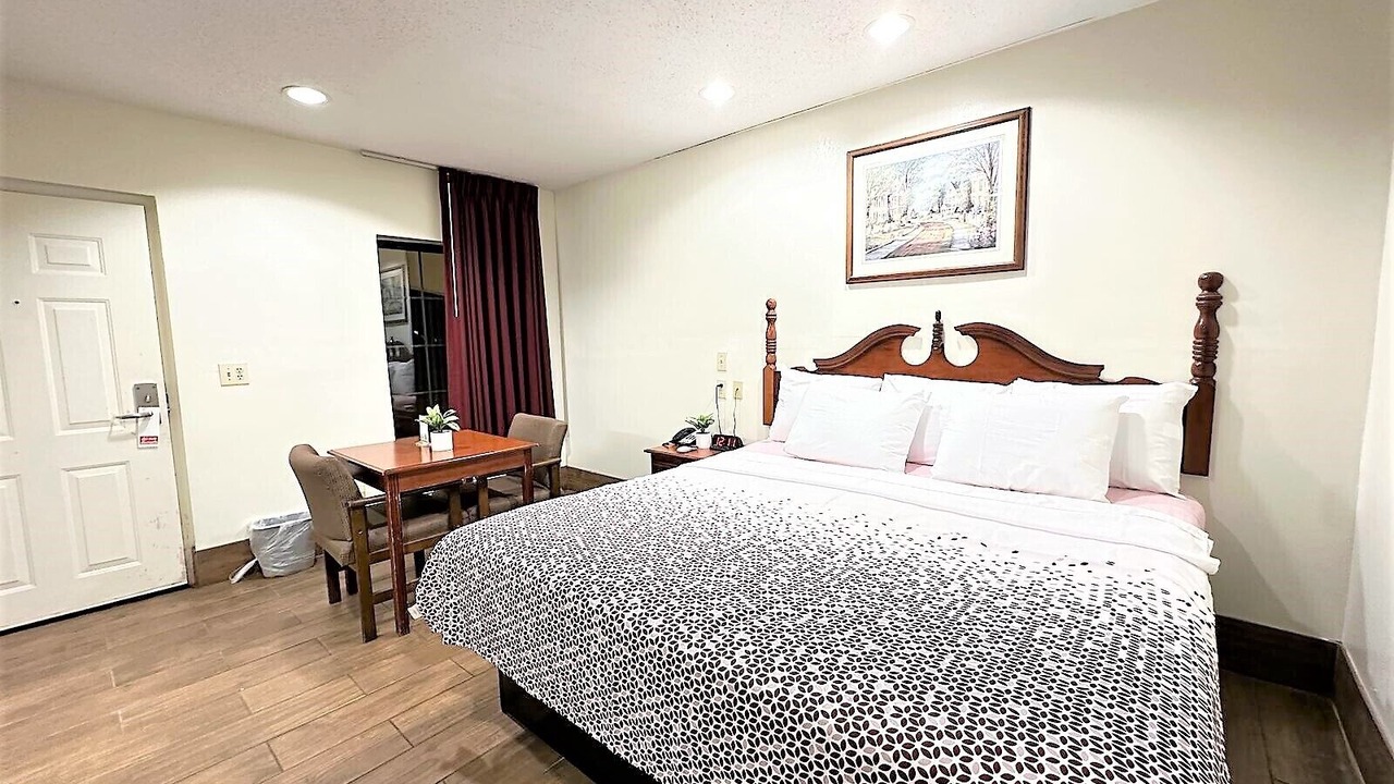 Photo of Bedroom in Northport