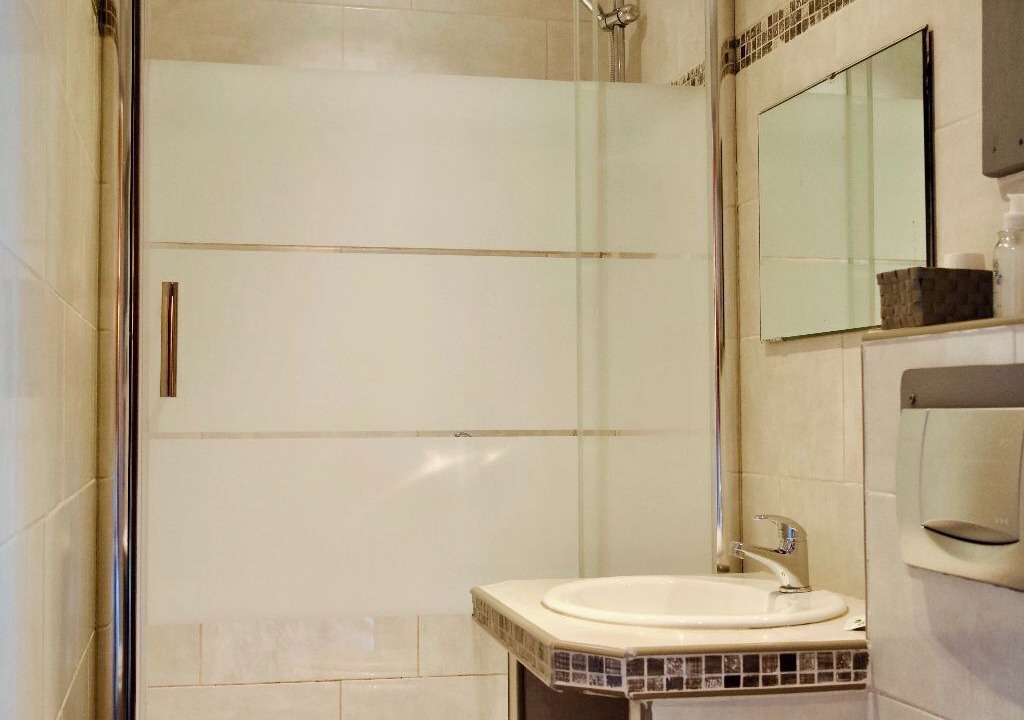 Photo of Bathroom in Peone