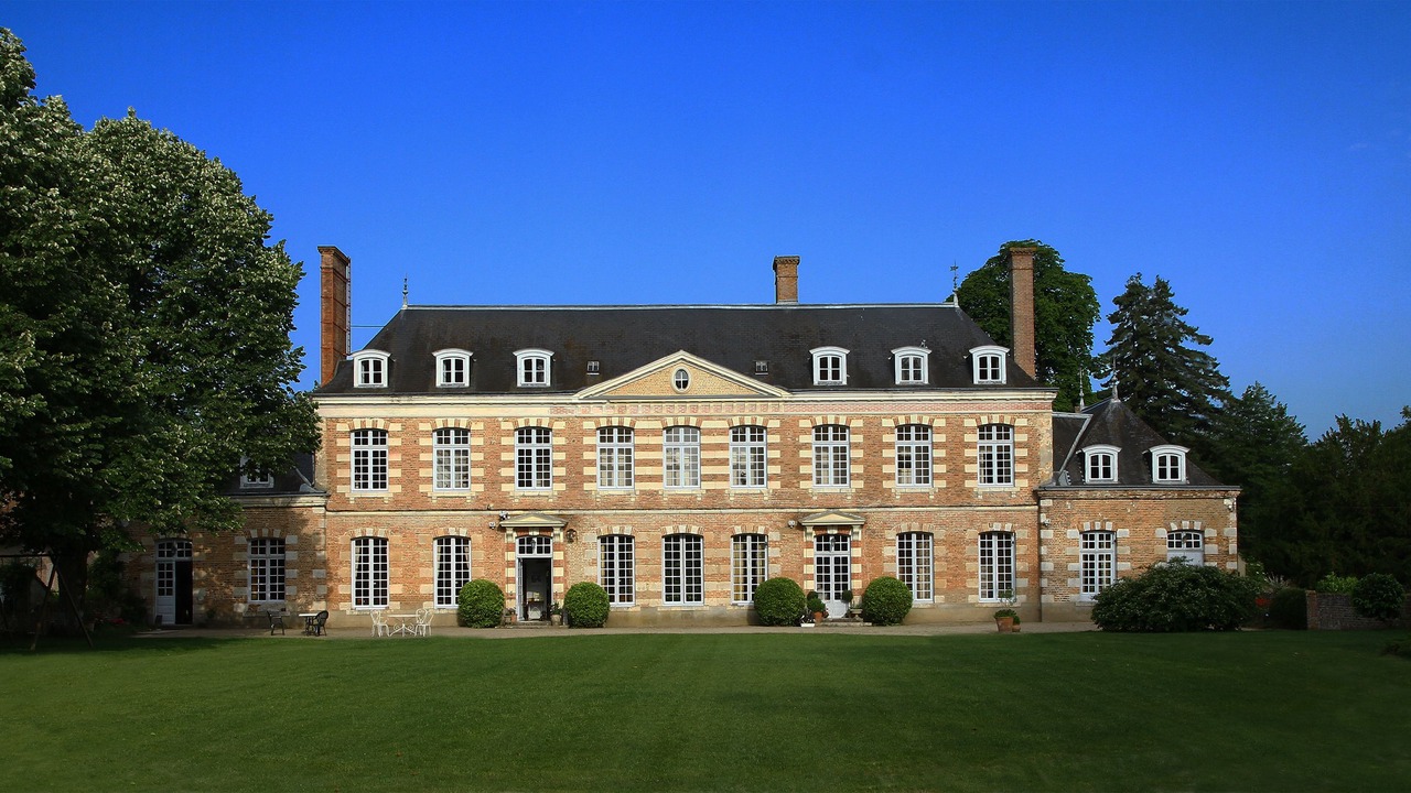 Photo of Buildings in Villeny