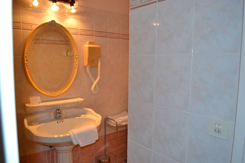 Photo of Bathroom in Brissac-Quince