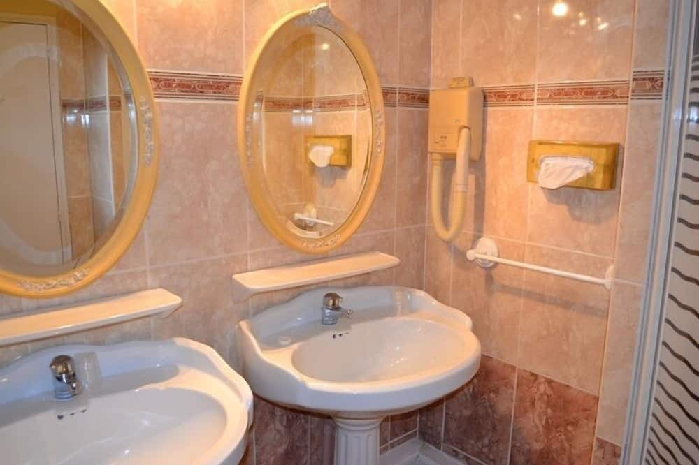 Photo of Bathroom in Brissac-Quince