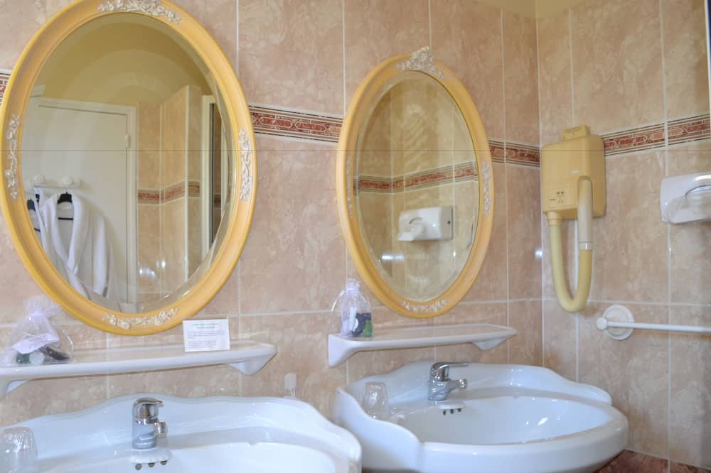 Photo of Bathroom in Brissac-Quince