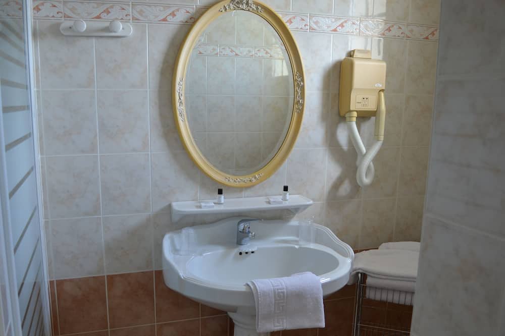 Photo of Bathroom in Brissac-Quince