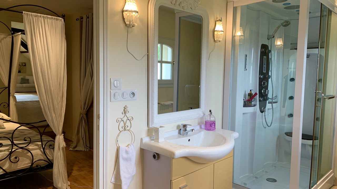 Photo of Bathroom in Saint-Pantaleon-de-Larche