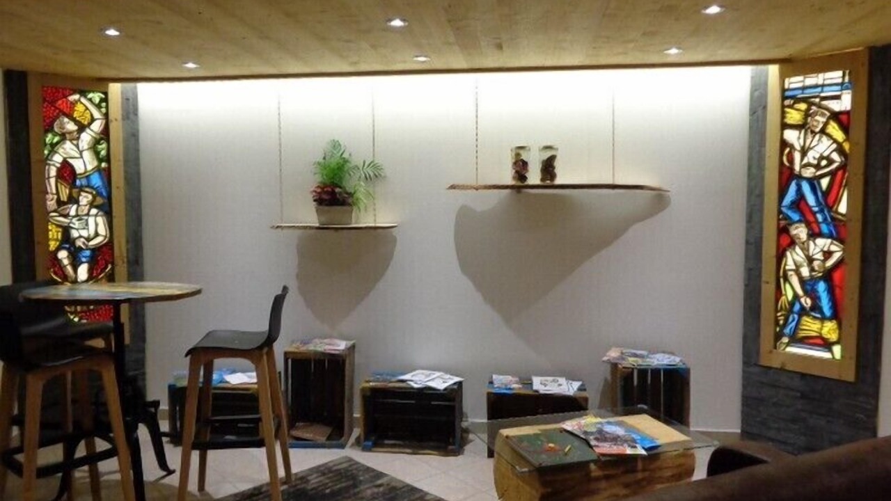 Photo of Others in Thones