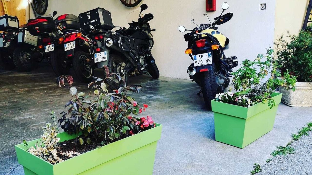 Photo of Others in Thones