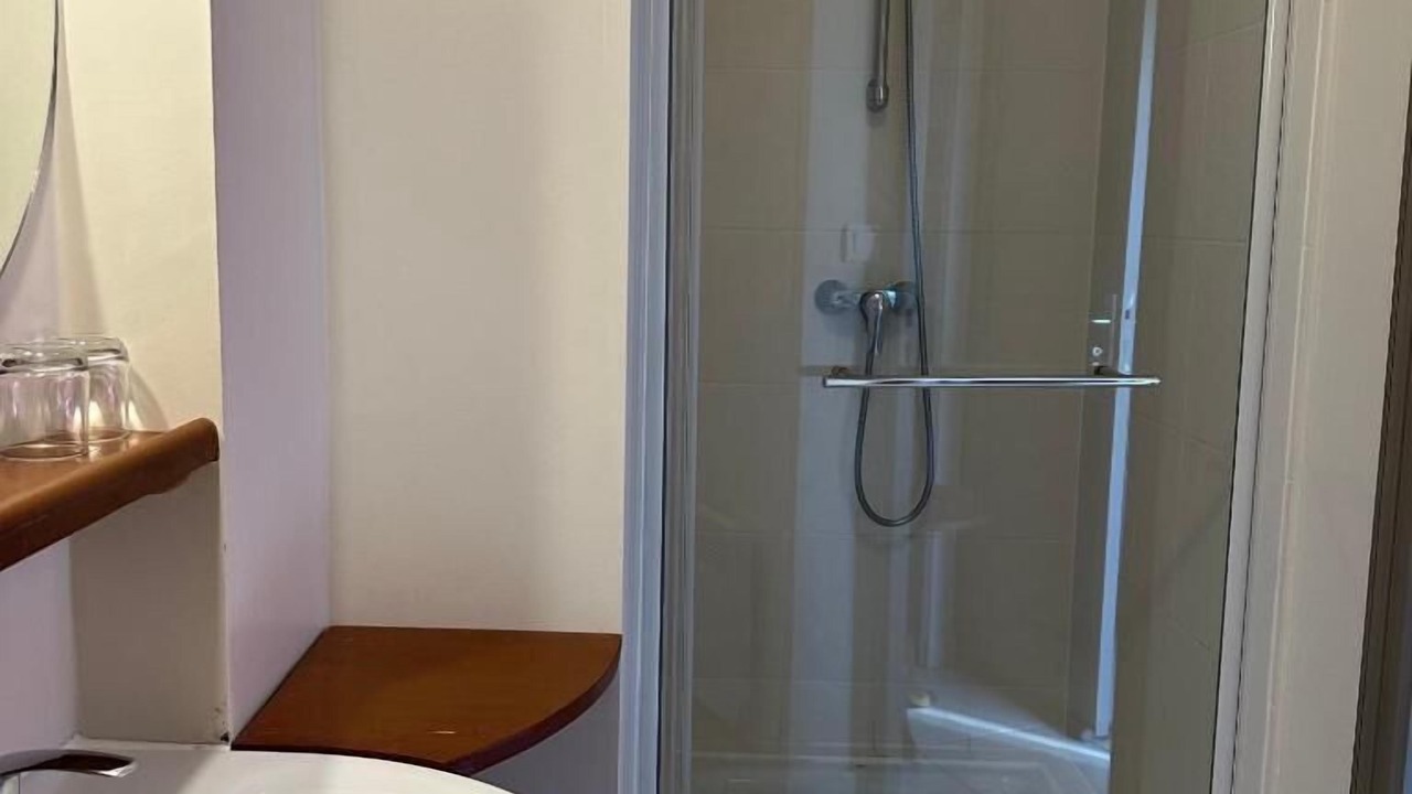 Photo of Bathroom in Cachan