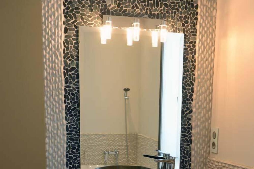 Photo of Bathroom in Saint-Hilaire-d'Ozilhan