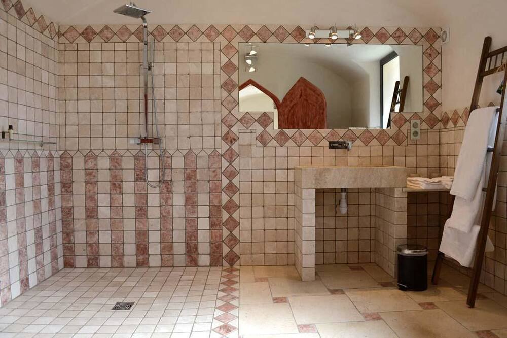Photo of Bathroom in Saint-Hilaire-d'Ozilhan