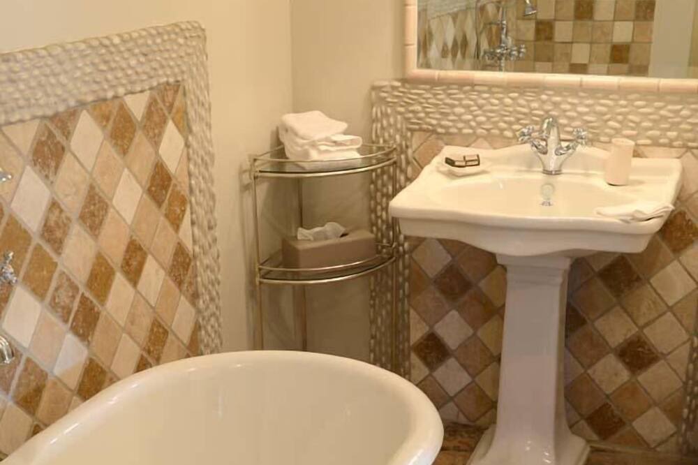 Photo of Bathroom in Saint-Hilaire-d'Ozilhan