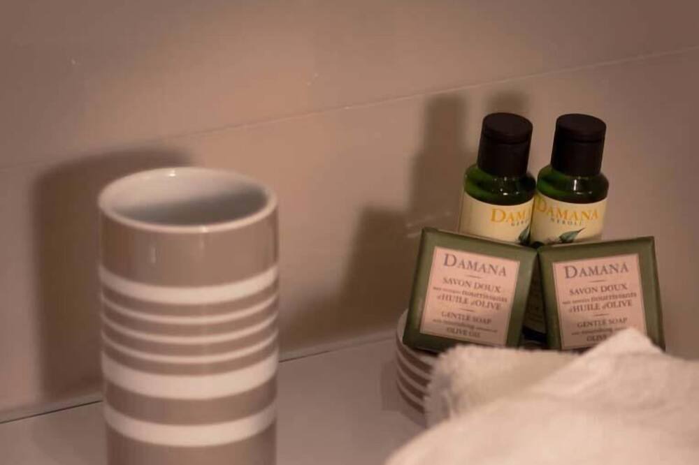 Photo of Bathroom in Saint-Hilaire-d'Ozilhan