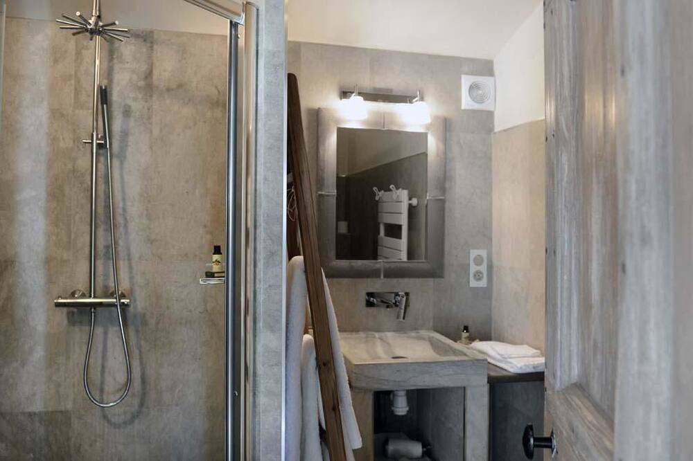 Photo of Bathroom in Saint-Hilaire-d'Ozilhan
