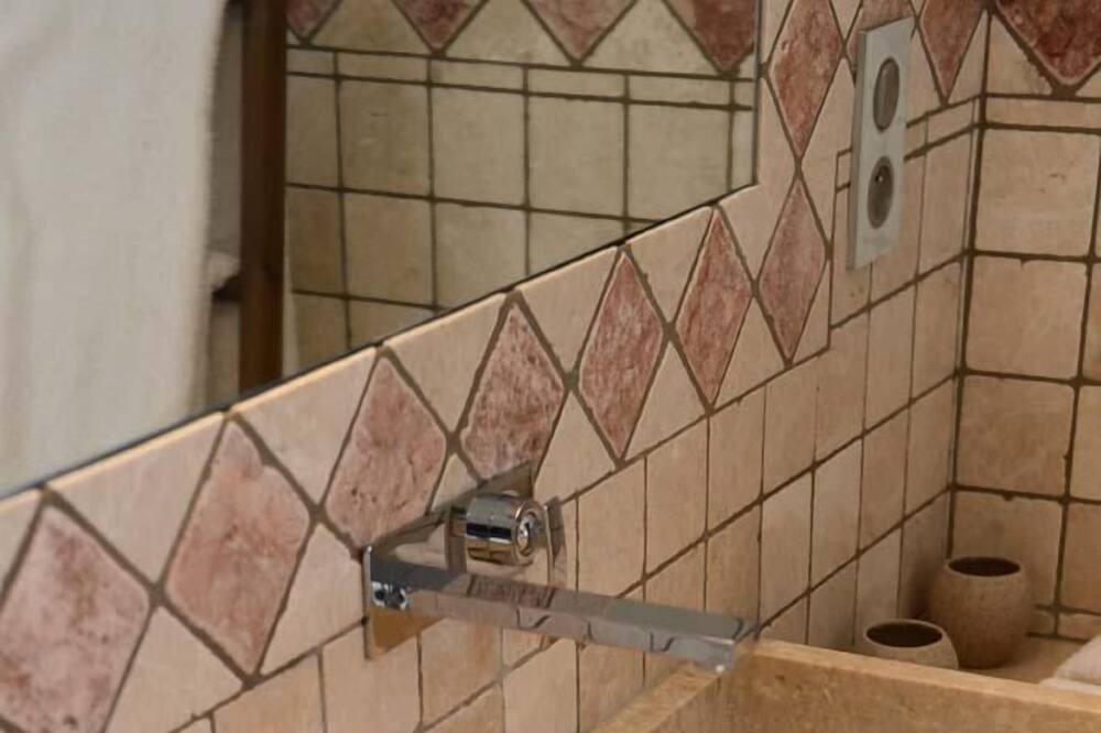 Photo of Bathroom in Saint-Hilaire-d'Ozilhan