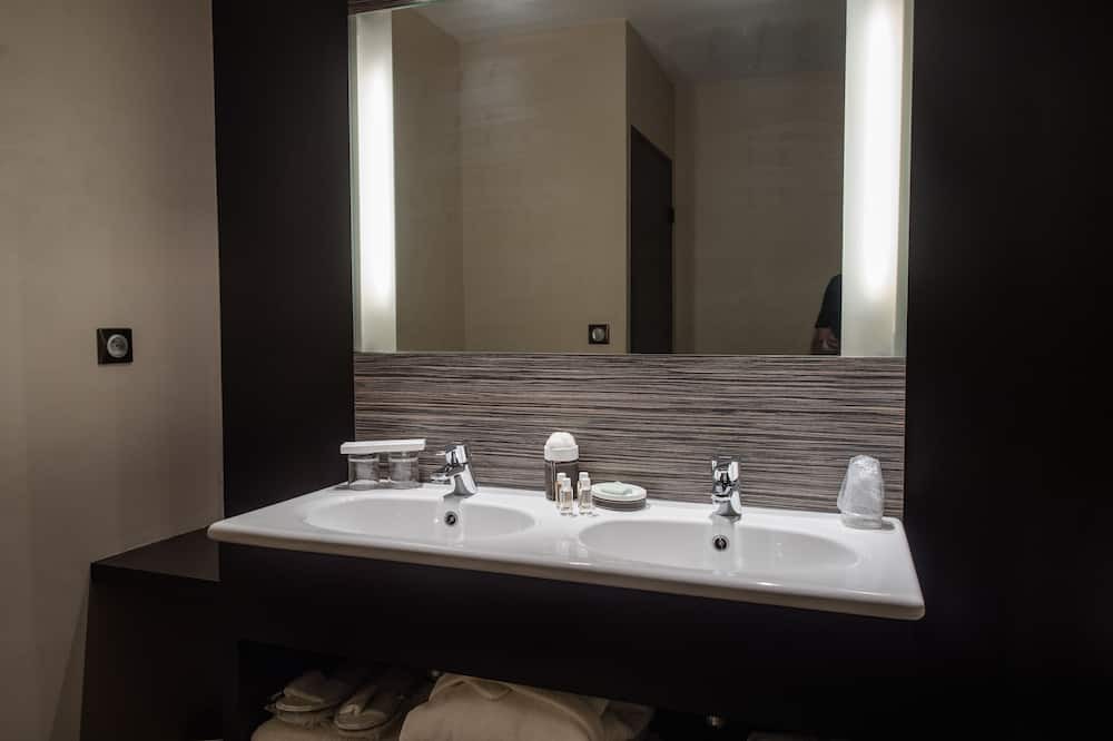 Photo of Bathroom in Sauveterre-de-Rouergue