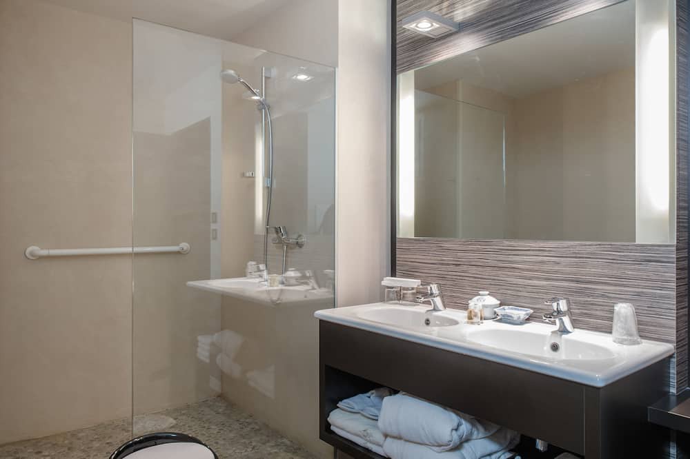 Photo of Bathroom in Sauveterre-de-Rouergue