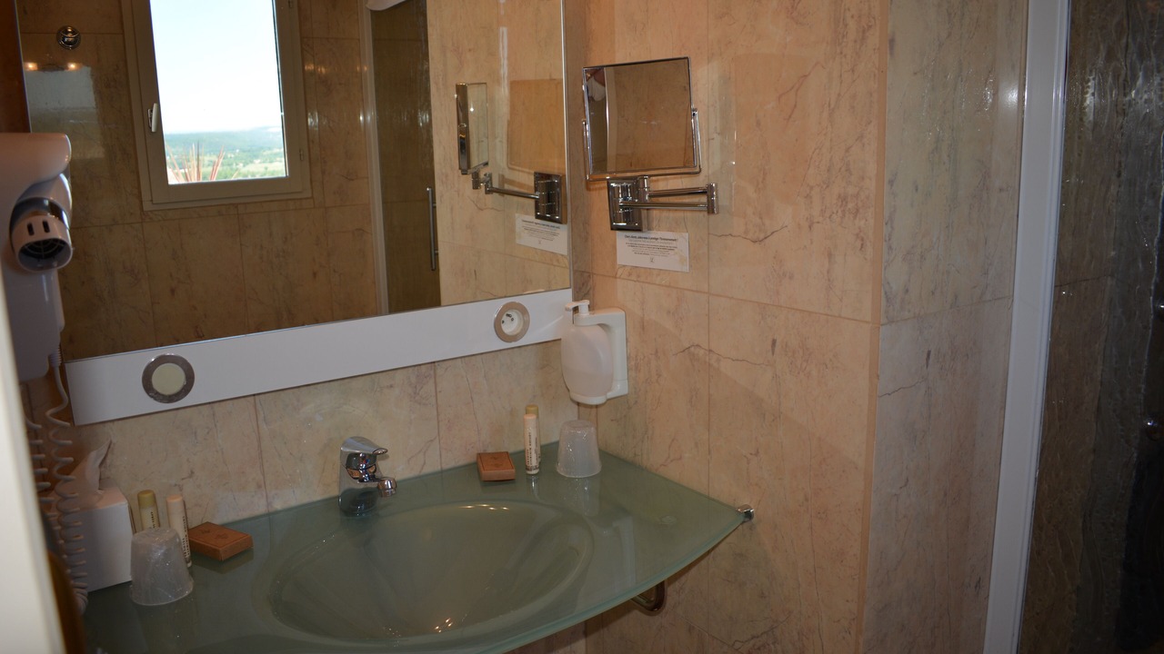 Photo of Bathroom in Castelnau-de-Montmiral