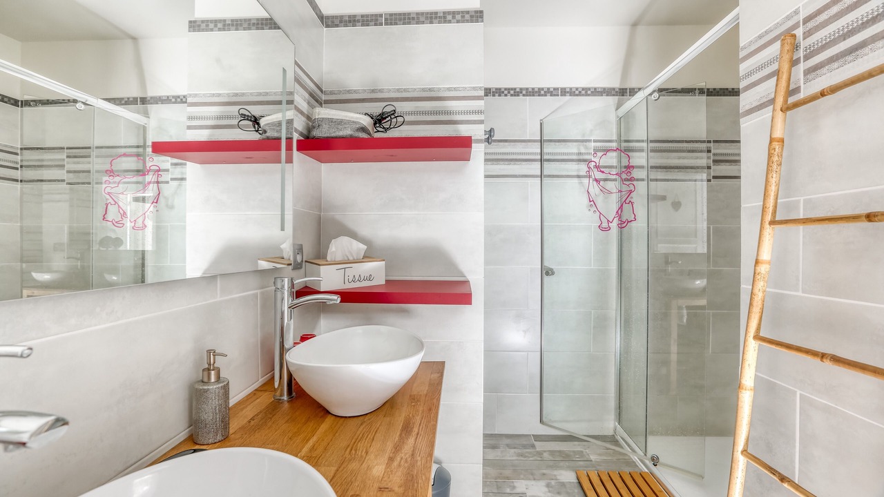 Photo of Others in Pons