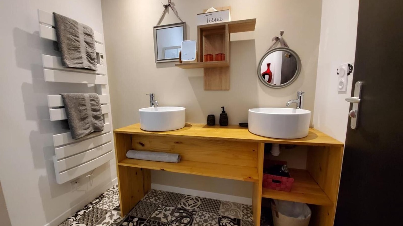 Photo of Others in Pons