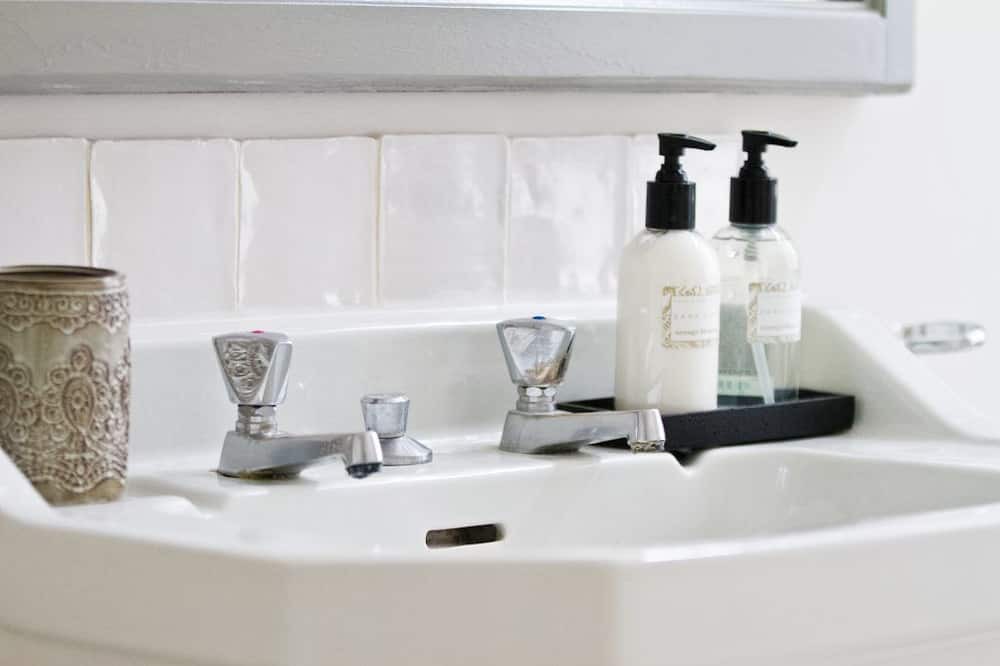 Photo of Bathroom in Saint-Hippolyte-du-Fort