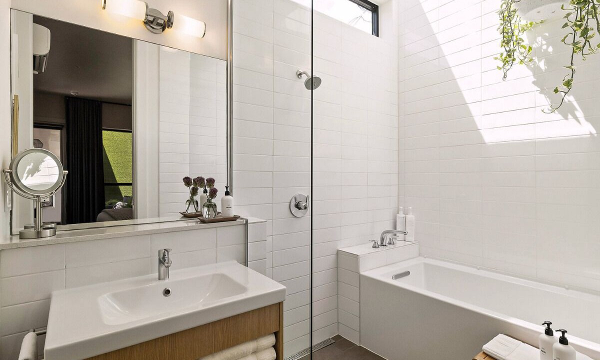 Photo of Bathroom in East Cesar Chavez