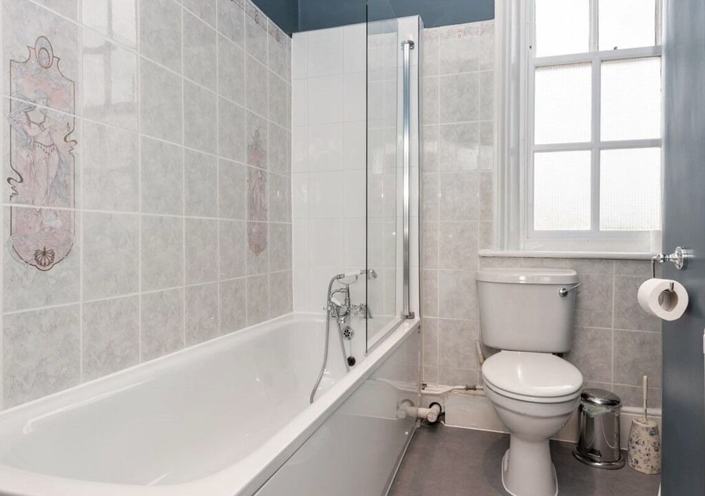 Photo of Bedroom in Lee