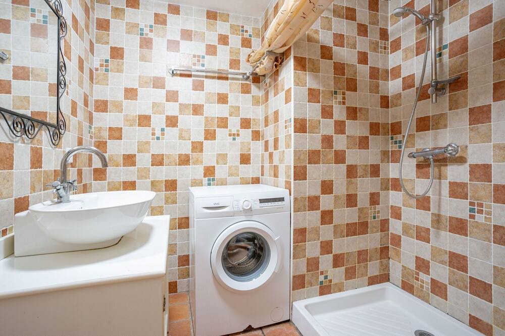 Photo of Bathroom in Courry