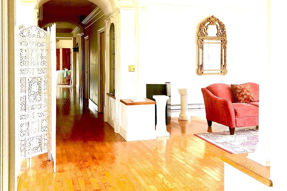 Photo of Livingroom in Lansing