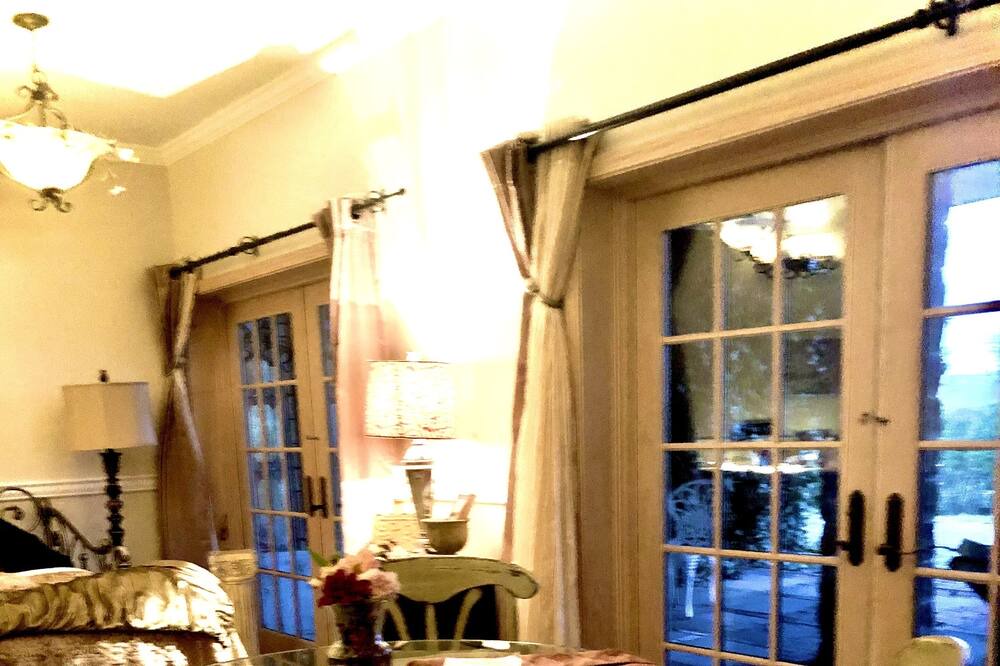 Photo of Livingroom in Lansing