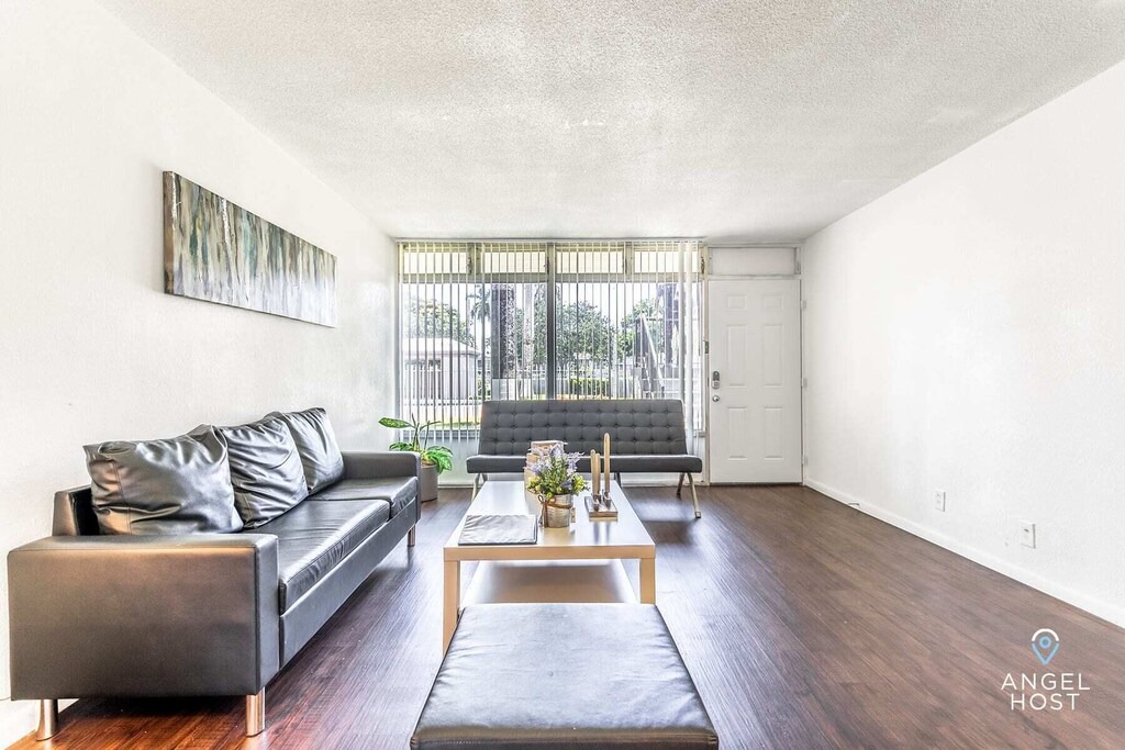 Photo of Livingroom in Oakland Park