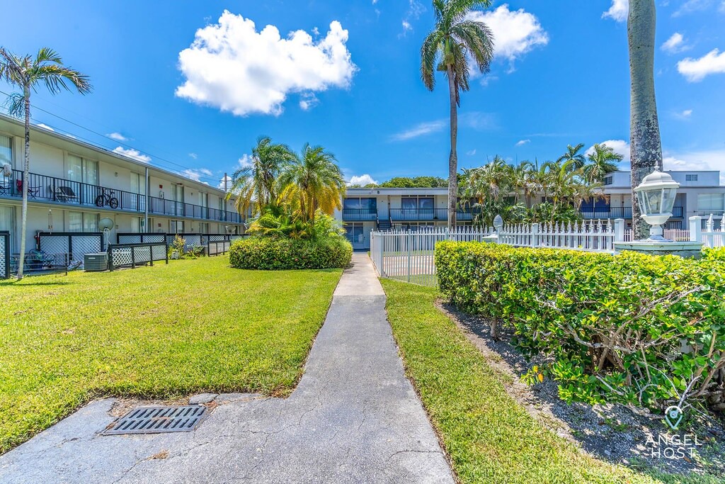 Photo of Buildings in Oakland Park