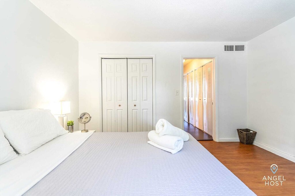 Photo of Bedroom in Oakland Park