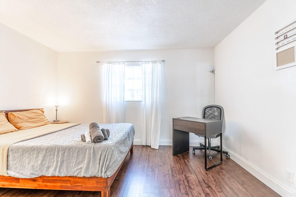 Photo of Bedroom in Oakland Park