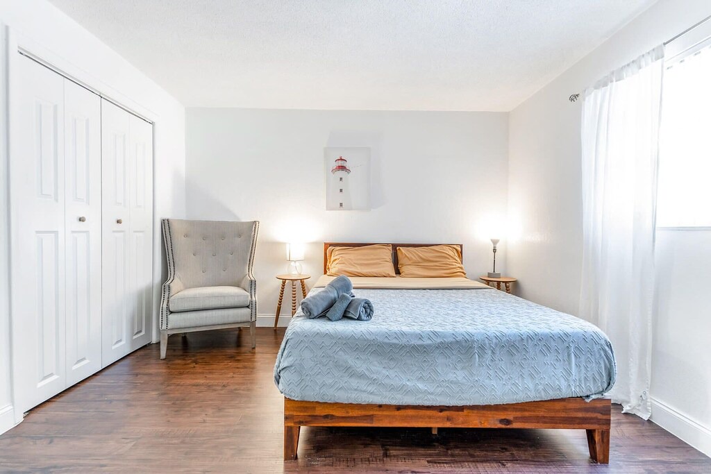 Photo of Bedroom in Oakland Park