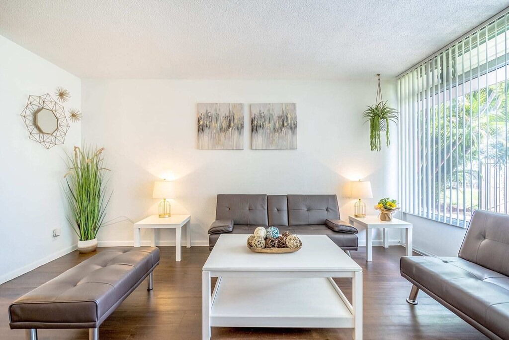 Photo of Livingroom in Oakland Park