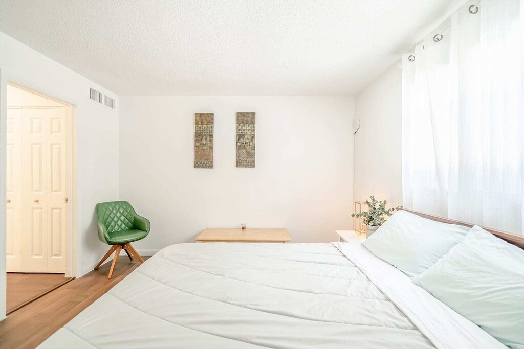 Photo of Bedroom in Oakland Park