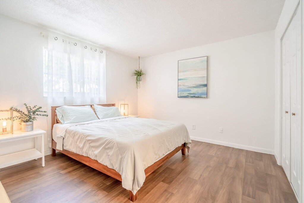 Photo of Bedroom in Oakland Park