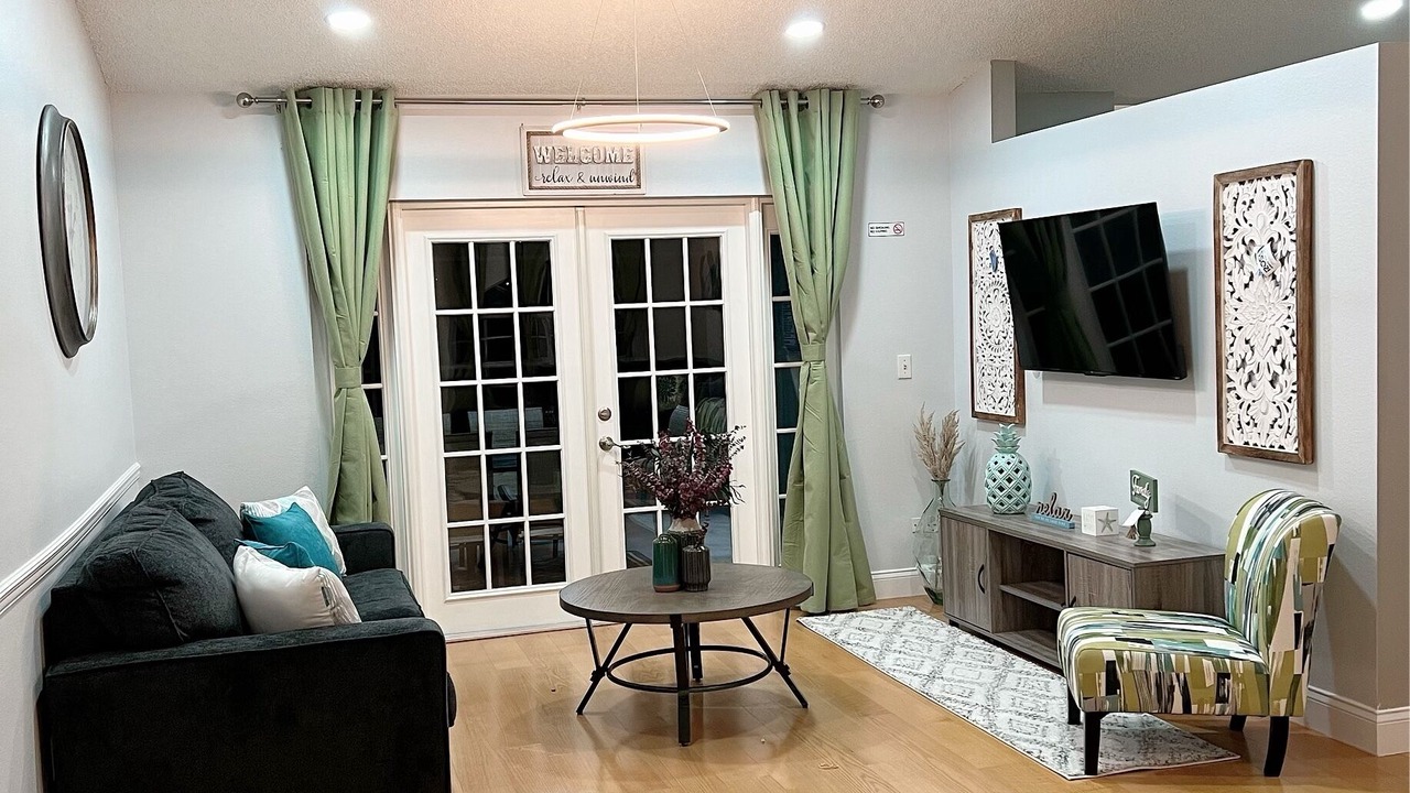 Photo of Livingroom in Crescent Lakes