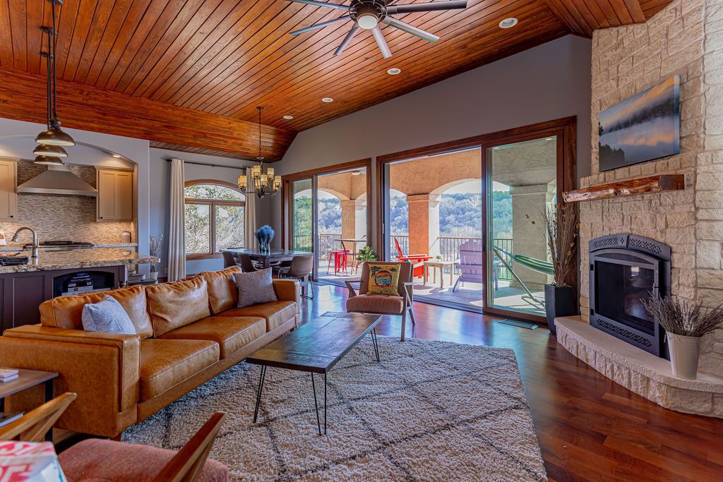 Photo of Livingroom in Oak Shores On Lake Austin
