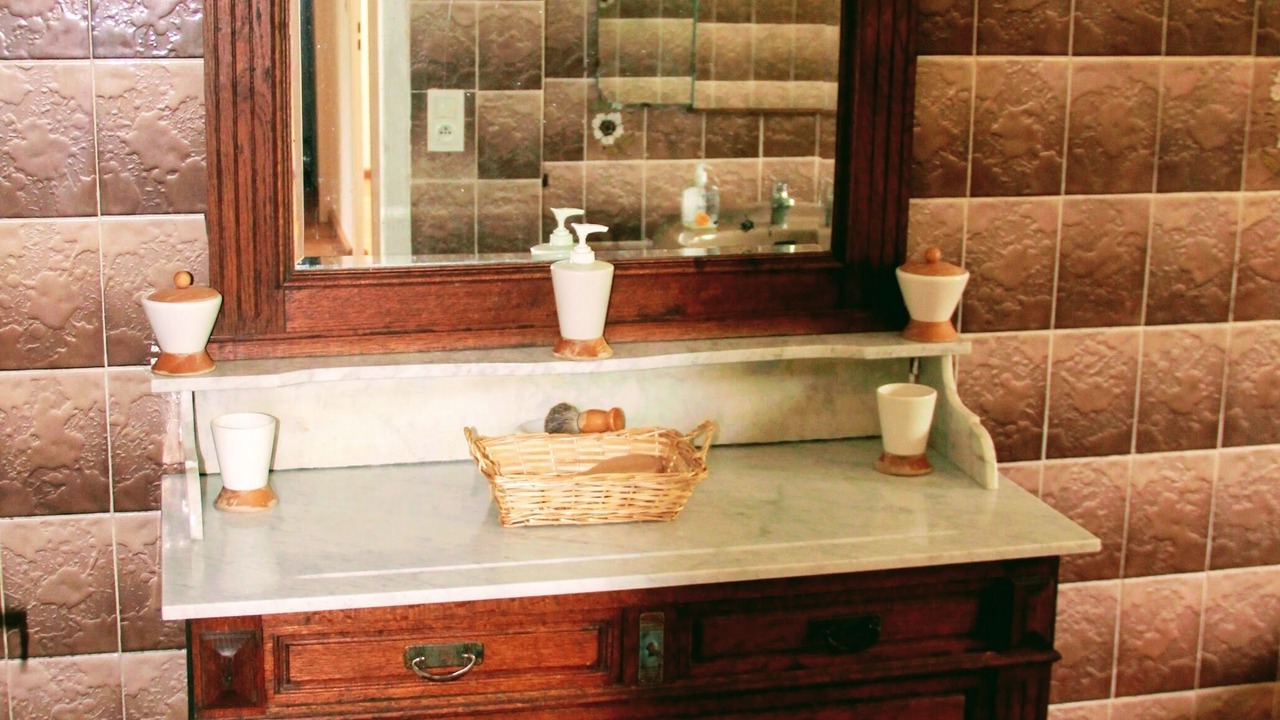 Photo of Bathroom in Felines