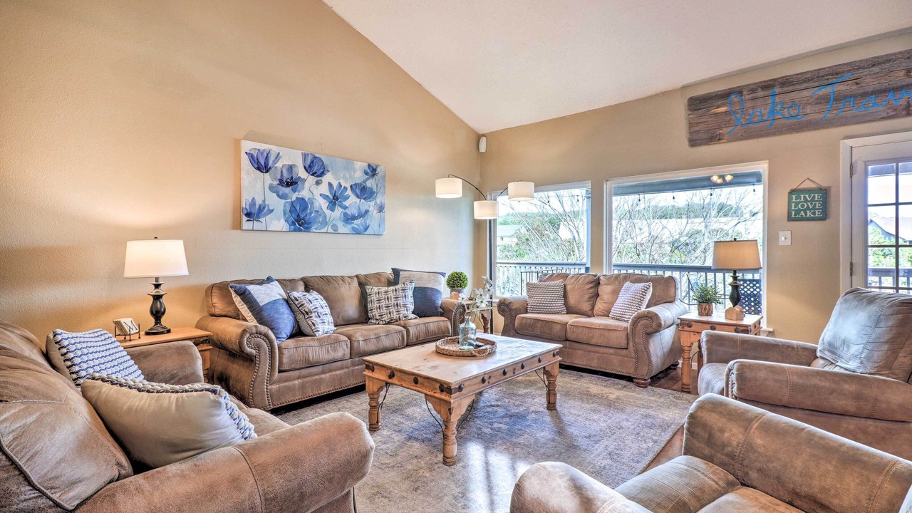 Photo of Livingroom in Point Venture