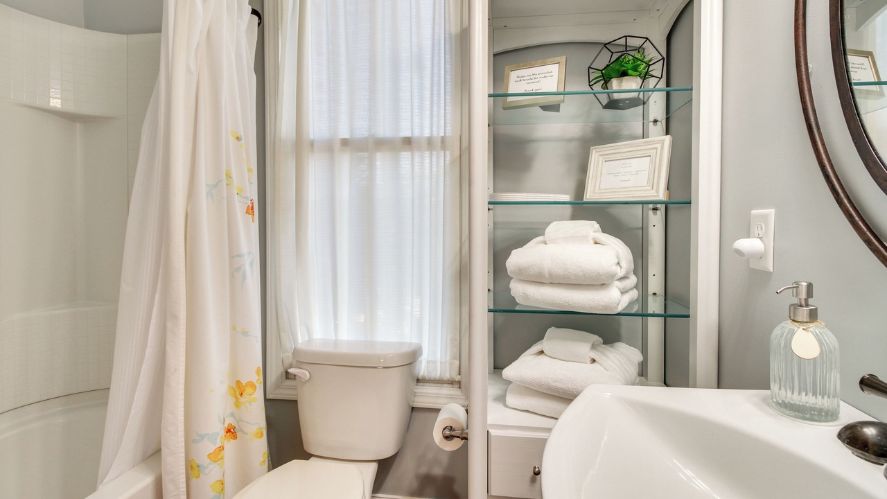 Photo of Bathroom in Thomas Square