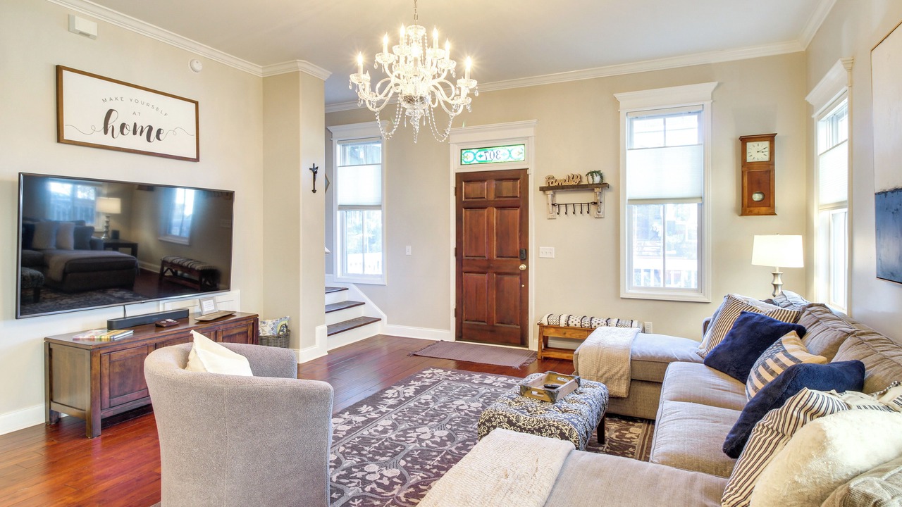 Photo of Livingroom in Thomas Square