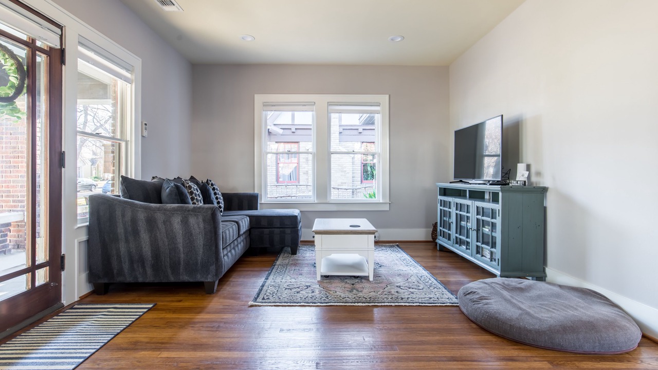 Photo of Livingroom in Junius Heights