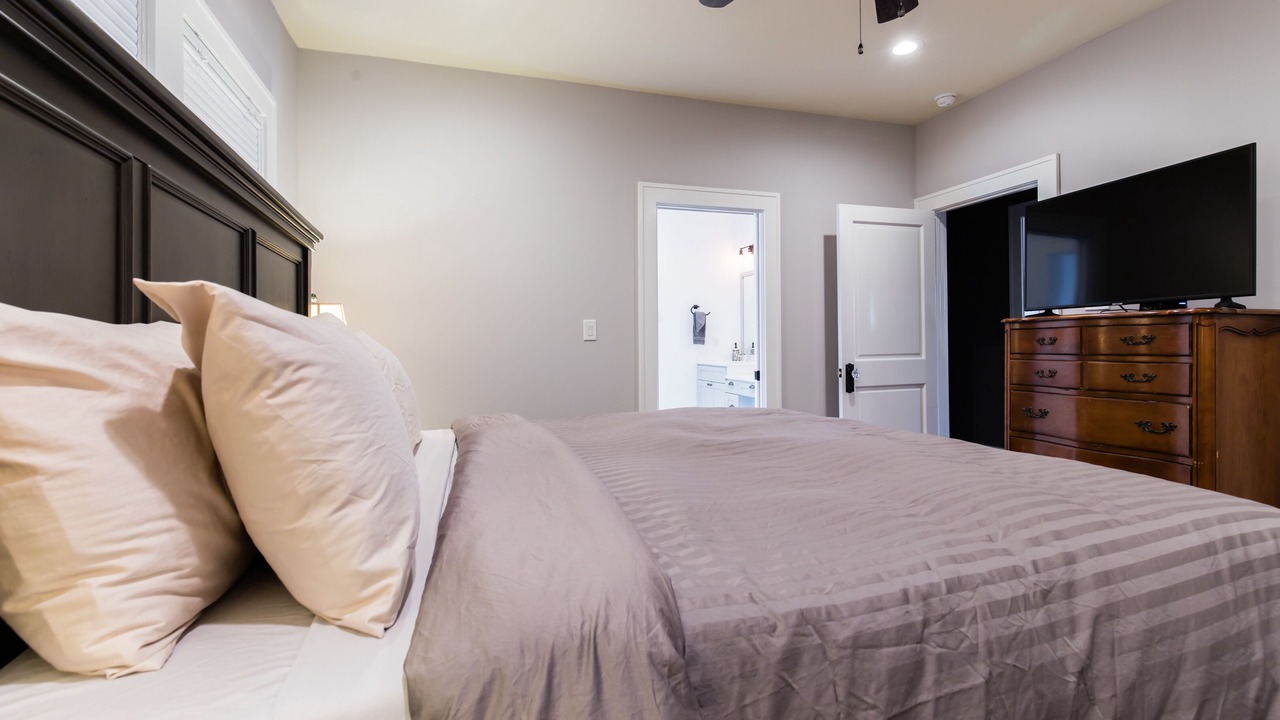 Photo of Bedroom in Junius Heights