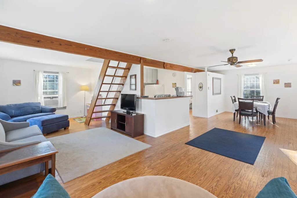 Photo of Livingroom in Sealy