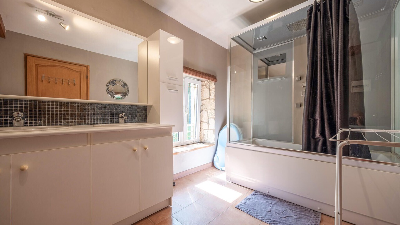 Photo of Bathroom in Escles