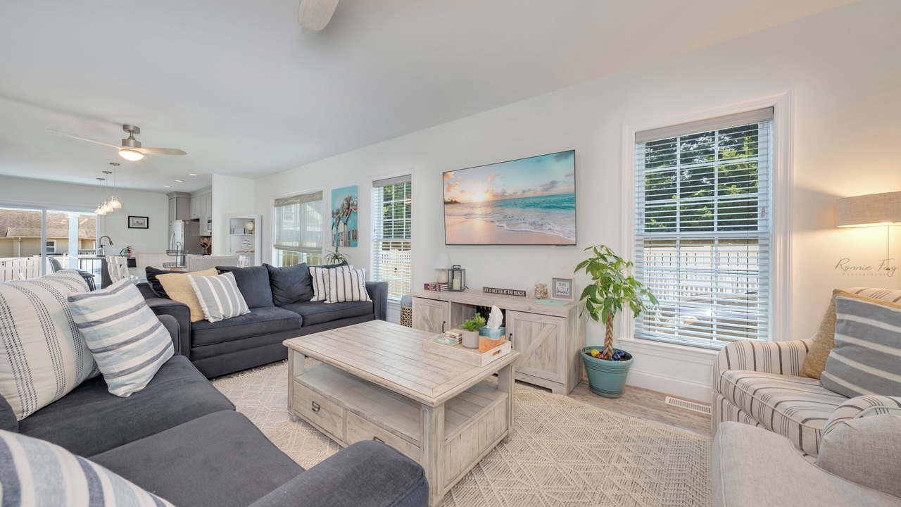 Photo of Livingroom in Town Bank