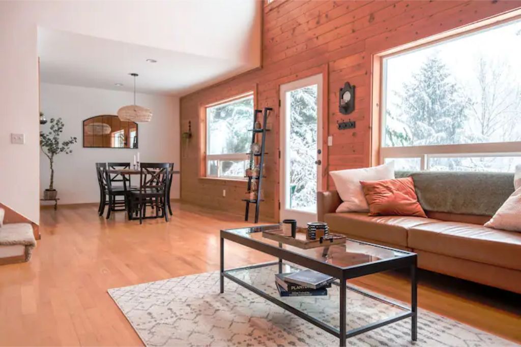 Photo of Livingroom in Gold Bar