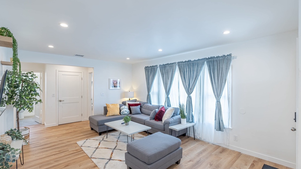 Photo of Livingroom in Encino
