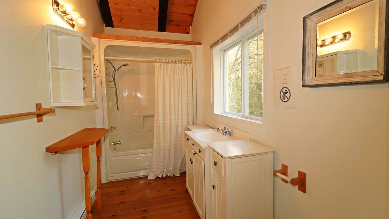 Photo of Bathroom in Saint-Alexis-des-Monts